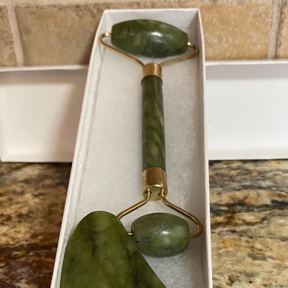 ROLLER AND GUA SHA SCRAPER TOOL - Picture 2 of 14